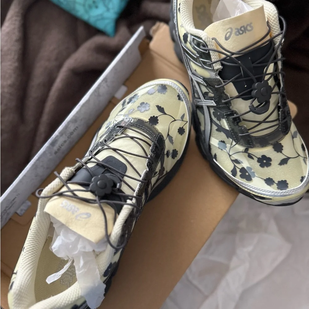 ASICS Floral Pattern Running Sneakers in Cream & Black - Picture 4 of 11